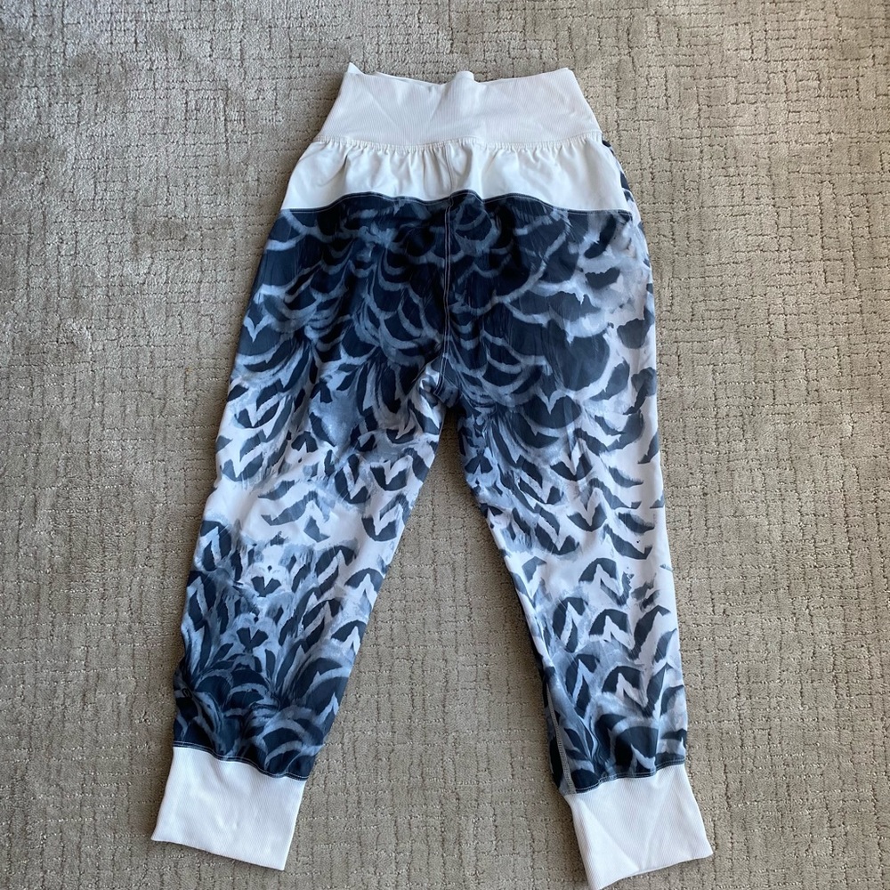 Lululemon Dance to yoga pants - Picture 7 of 9